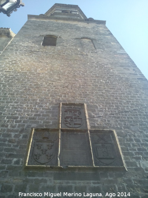 Catedral de Baeza. Torre - Catedral de Baeza. Torre. Campanario, escudos e inscripción