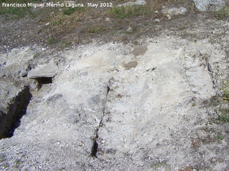 Necrópolis de Tózar - Necrópolis de Tózar. Tumbas antropomorfas visigodas, la de la izquierda todavía con una laja de piedra