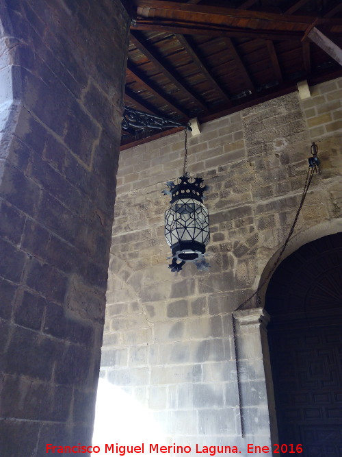 Catedral de Baeza. Claustro - Catedral de Baeza. Claustro. Lámpara en la galería