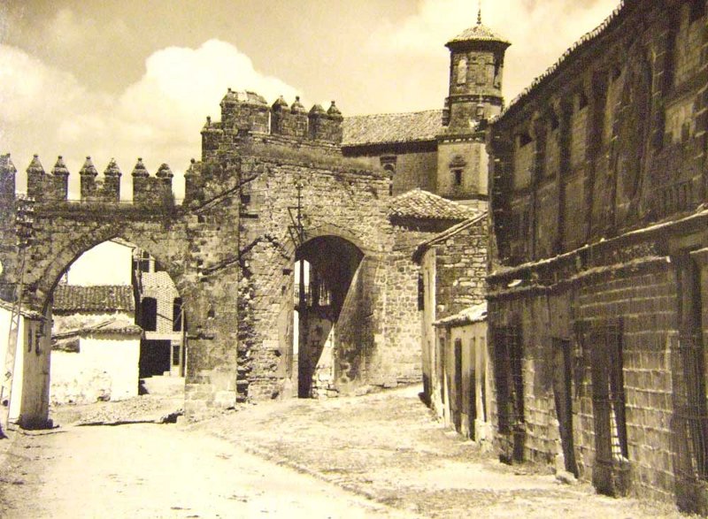 Arco de Villalar y Puerta de Jaén - Arco de Villalar y Puerta de Jaén. Foto antigua