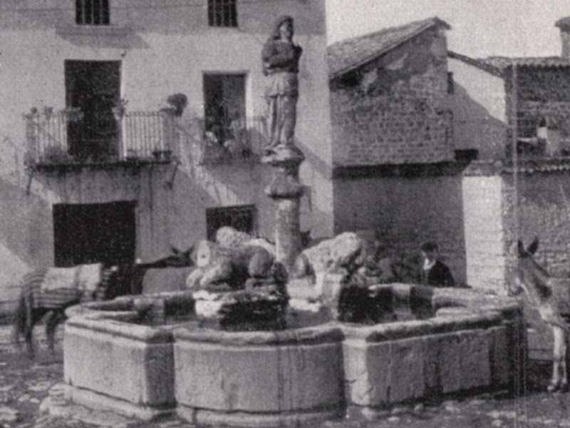Fuente de los Leones - Fuente de los Leones. Plaza Pópulo Portfolio Fotográfico de España. Provincia de Jaén. Casa Editorial Alberto Martín. 1911