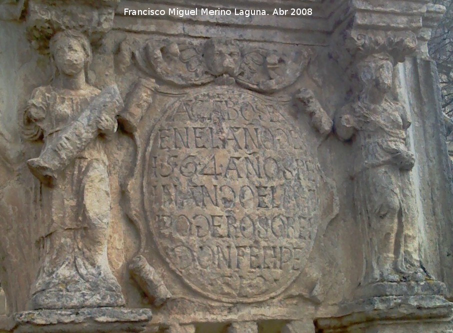 Fuente de Santa María - Fuente de Santa María. Inscripción derecha que da hacia el Seminario