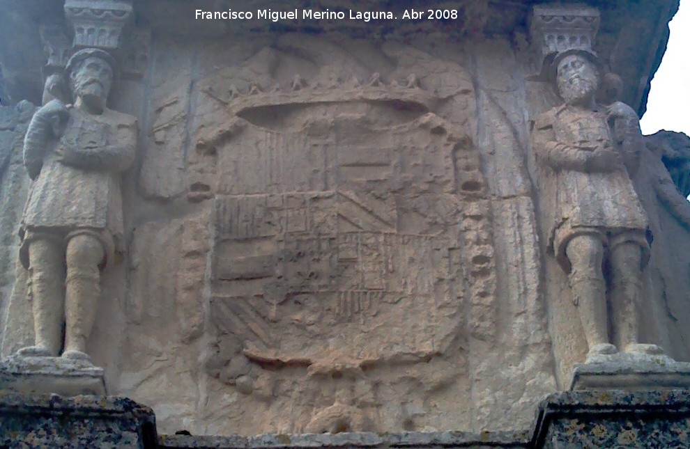 Fuente de Santa María - Fuente de Santa María. Escudo de Felipe II que da hacia la Catedral