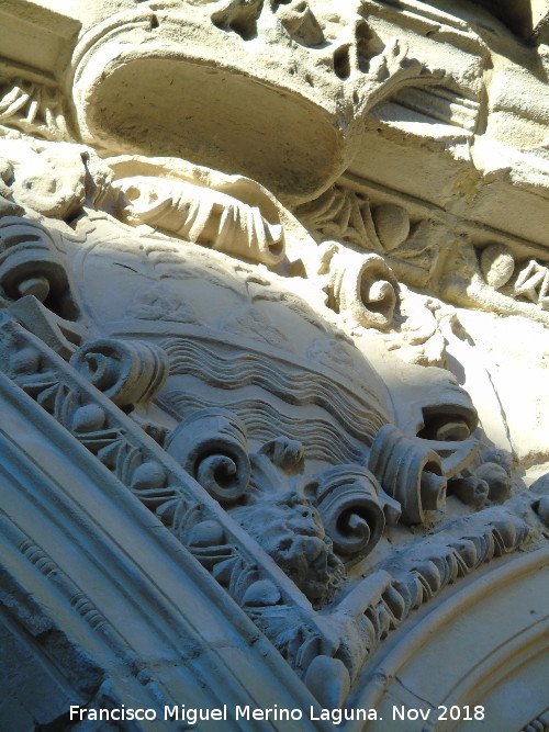 Palacio de Jabalquinto - Palacio de Jabalquinto. Escudo de la galería alta
