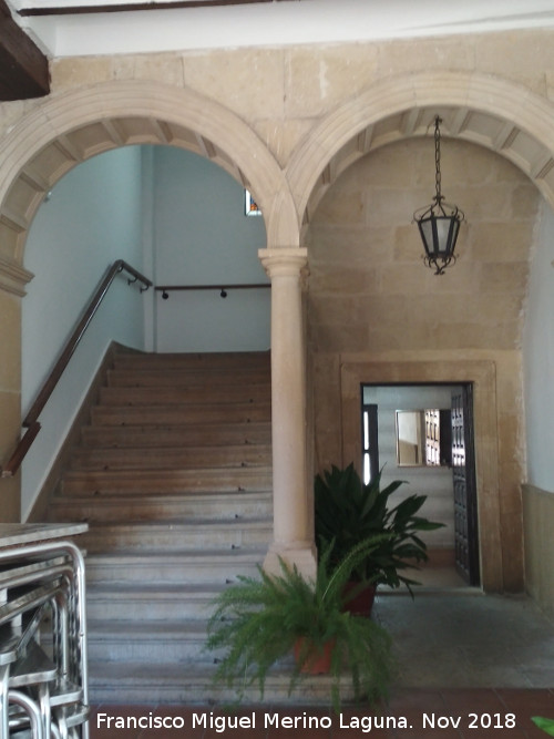 Palacio fortaleza de los Sánchez Valenzuela - Palacio fortaleza de los Sánchez Valenzuela. Escaleras del patio