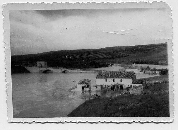 Puente del Obispo - Puente del Obispo. Riada del Guadalaquivir de 1963. Fotografía propiedad de D. Sebastian Rivera Leiva