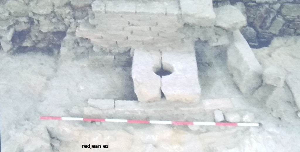 Iglesia románica de San Juan - Iglesia románica de San Juan. Foto de la excavación de la letrina