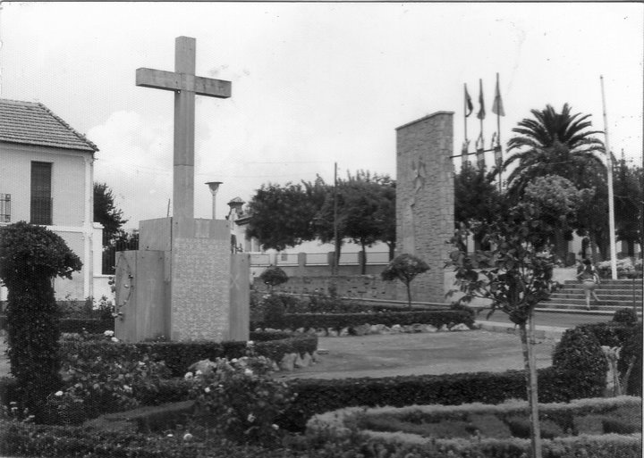 Monumento a la Constitución de 1978 - Monumento a la Constitución de 1978. Foto antigua. Entonces en este lugar había una Cruz