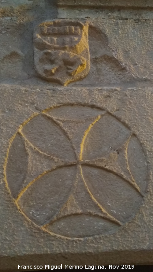 Casa de la Calle Fugitivos n 1 - Casa de la Calle Fugitivos n 1. Escudo y cruz