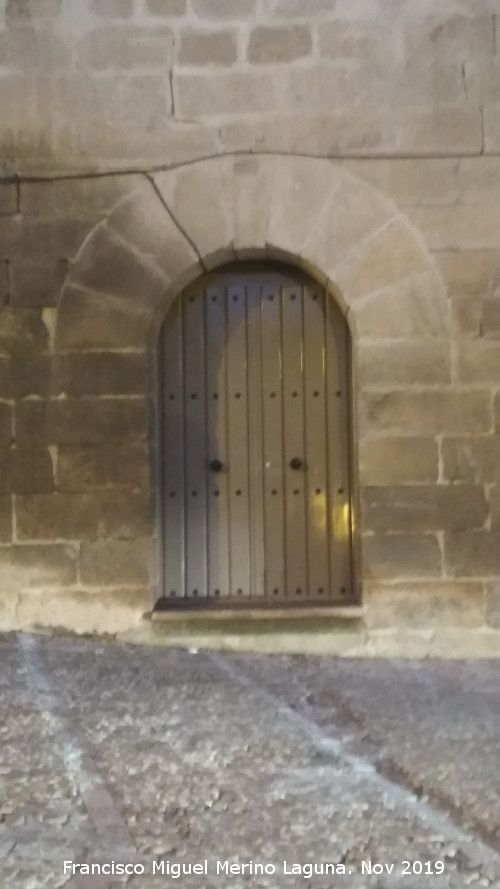 Iglesia de San Mateo - Iglesia de San Mateo. Puerta de acceso a las criptas