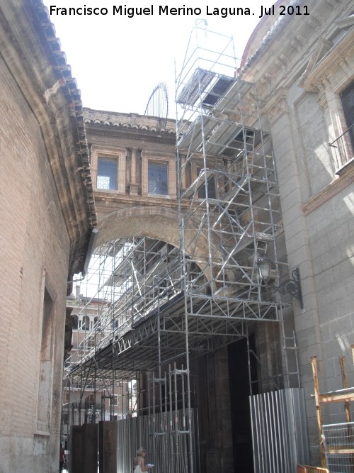 Catedral. Paso elevado de la Baslica de los Desamparados - Catedral. Paso elevado de la Baslica de los Desamparados. 