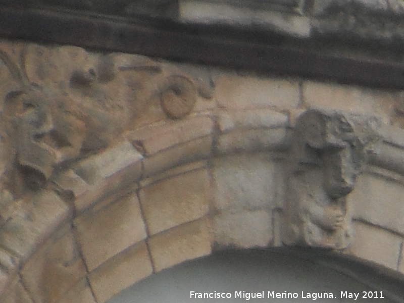 Palacio de los Marqueses de Viana - Palacio de los Marqueses de Viana. Dragón y clave