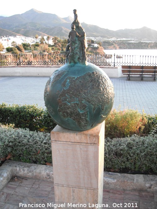 Estatua a los Descubridores de la Cueva de Nerja - Estatua a los Descubridores de la Cueva de Nerja. 