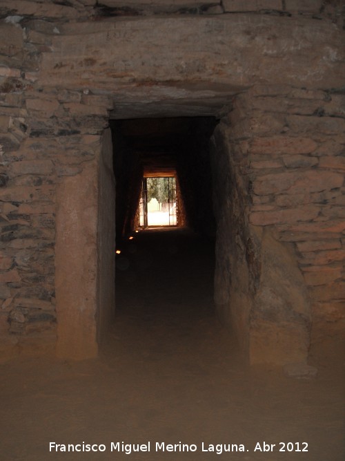 Dolmen del Romeral - Dolmen del Romeral. Pasillo desde la cámara central