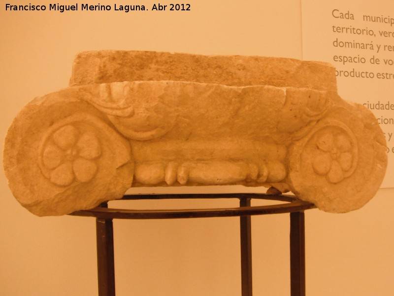 Villa romana de la Estacin - Villa romana de la Estacin. Capitel jnico. Siglos I y II d.C. Museo Municipal