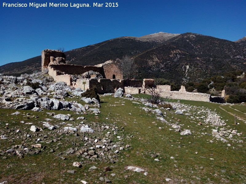 Castillo de Mata Bejid - Castillo de Mata Bejid. Con el Almadén al fondo