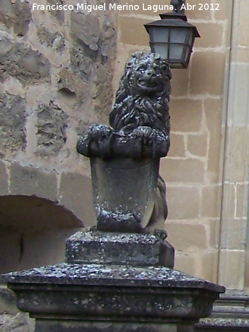 Castillo de Canena - Castillo de Canena. León izquierdo