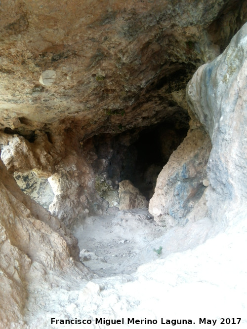 Santuario ibérico de la Cueva de la Lobera - Santuario ibérico de la Cueva de la Lobera. Interior de la cueva desde la ventana del efecto