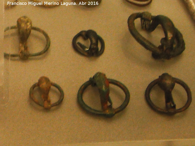 Santuario ibérico de la Cueva de la Lobera - Santuario ibérico de la Cueva de la Lobera. Fibulas de bronce. Siglos IV-III a.C. Museo Provincial de Jaén