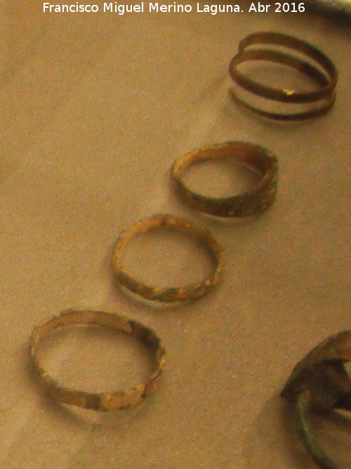 Santuario ibérico de la Cueva de la Lobera - Santuario ibérico de la Cueva de la Lobera. Anillos de bronce siglos IV-III a.C. Museo Provincial de Jaén