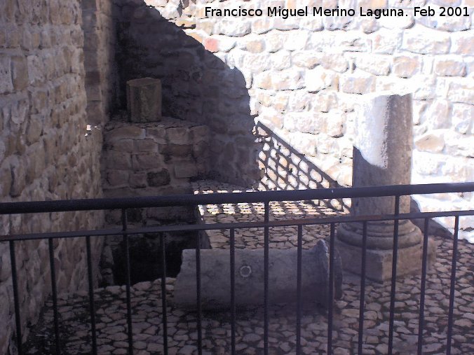 Castillo de Pallars - Castillo de Pallars. Aljibe y columnas romanas en el recinto fortificado