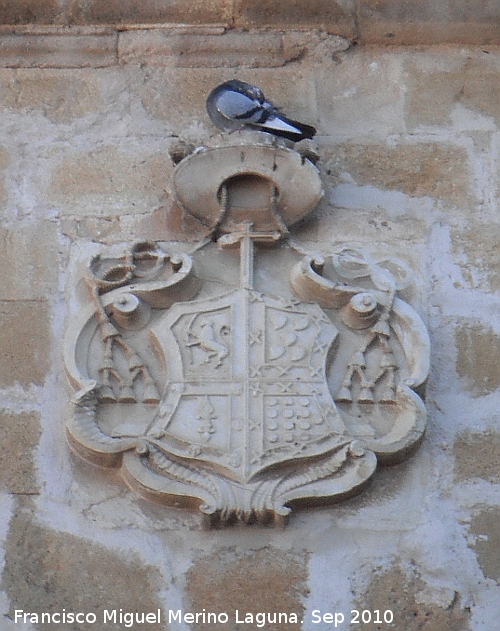 Iglesia de San Pedro Apóstol - Iglesia de San Pedro Apóstol. Escudo de la capilla izquierda