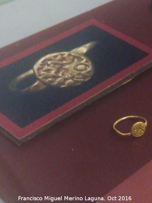 Yacimiento Las Ventas - Yacimiento Las Ventas. Anillo de oro, siglo VI. Museo Provincial de Jaén