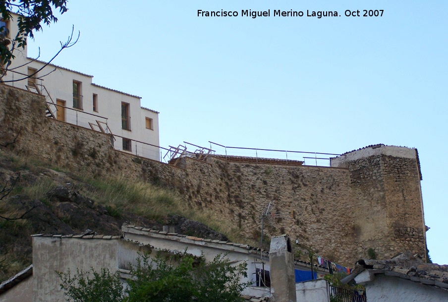 Castillo de la Yedra - Castillo de la Yedra. Muralla y torreón del tercer recinto