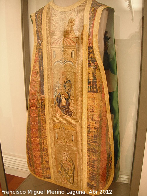 Iglesia de San Sebastián - Iglesia de San Sebastián. Casulla de Santa Eufemia siglo XV - XVI. Museo Municipal