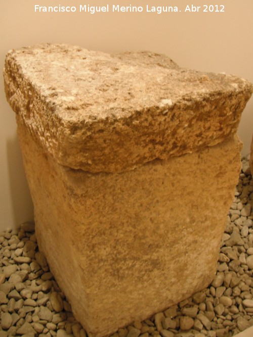 Yacimiento de La Quinta - Yacimiento de La Quinta. Sarcófago cuadrado de incineración. Museo Municipal
