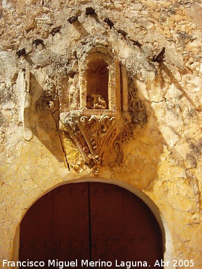 Monasterio de Montesión - Monasterio de Montesión. Hornacina de la entrada a la Capilla, se pueden ver los arranques de madera de un antiguo tejadillo