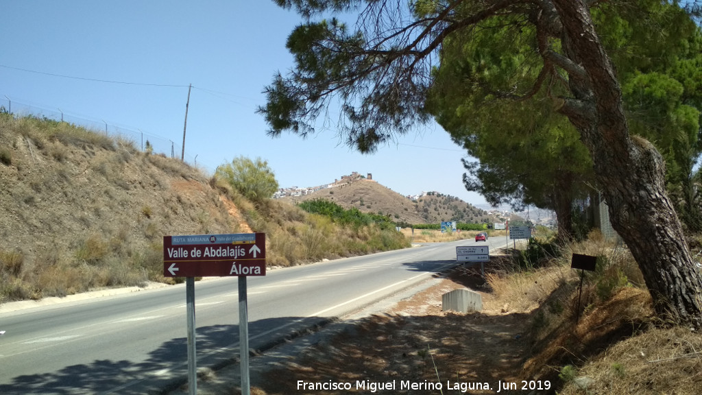 Álora - Álora. Cartel y al fondo el castillo