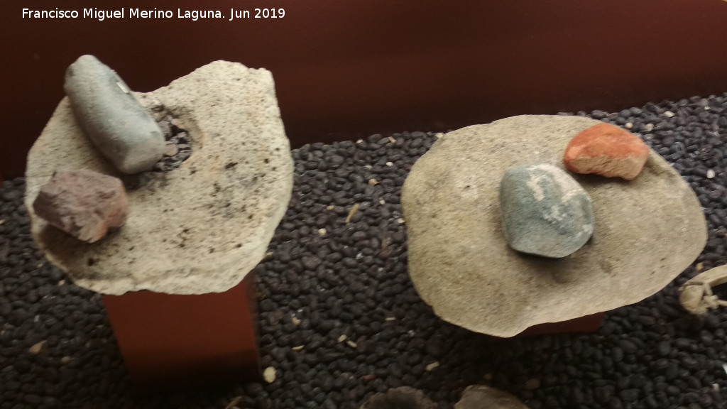 Historia de Ardales - Historia de Ardales. Objetos prehistóricos de distintos yacimientos. Centro de Interpretación de la Prehistoria de Ardales