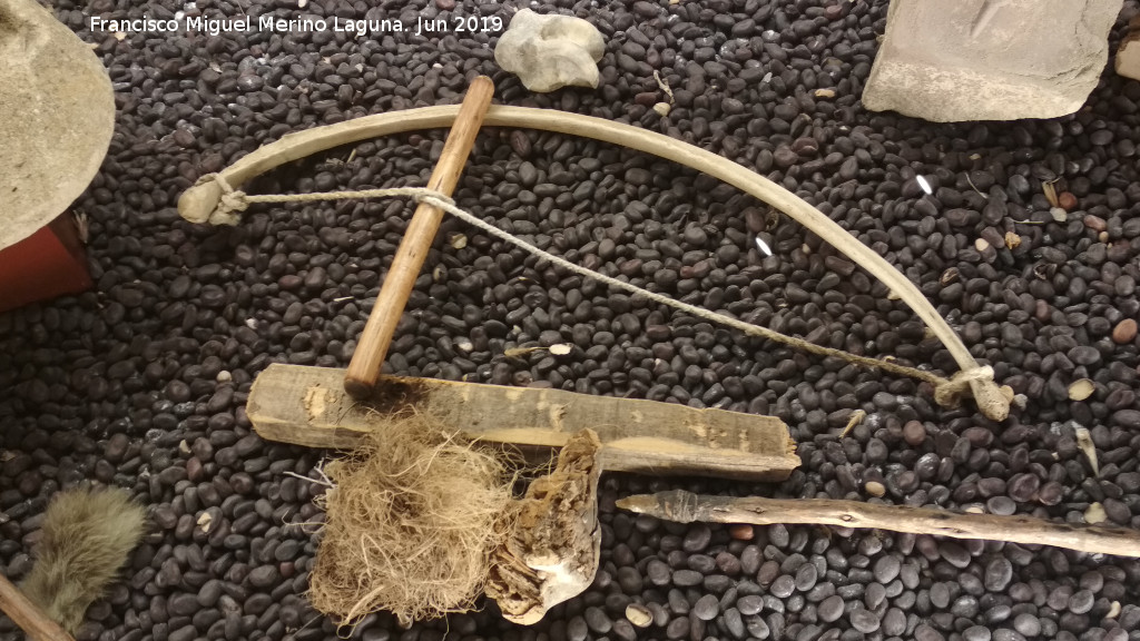 Historia de Ardales - Historia de Ardales. Objetos prehistóricos de distintos yacimientos. Centro de Interpretación de la Prehistoria de Ardales