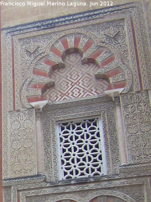 Mezquita Catedral. Puerta del Baptisterio - Mezquita Catedral. Puerta del Baptisterio. Ventana con celosía
