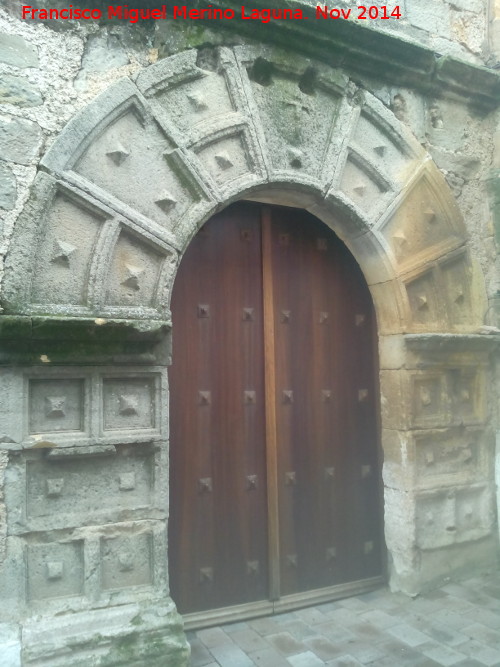 Iglesia de la Inmaculada Concepción - Iglesia de la Inmaculada Concepción. Portada lateral con la Cruz de Santiago
