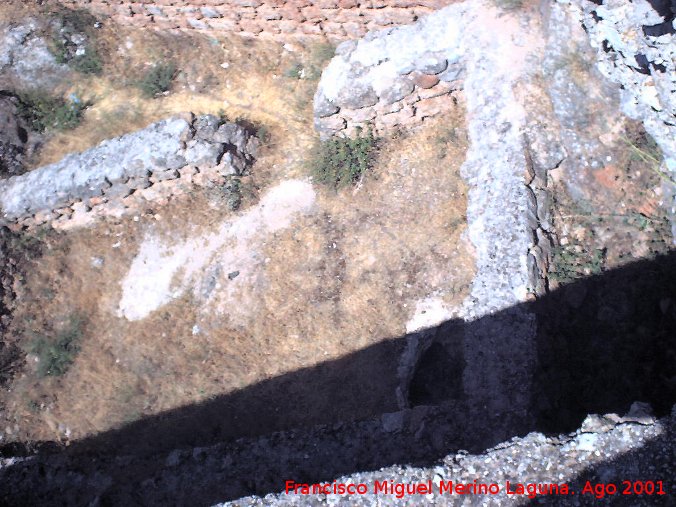 Castillo de Hornos - Castillo de Hornos. Habitáculo visto de la muralla que da al torreón esquinero, dicho habitáculo parece tener un aljibe
