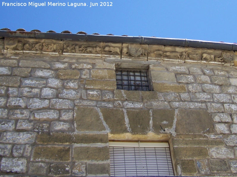 Casa de la Calle Toharia Pineda nº 9 - Casa de la Calle Toharia Pineda nº 9. Relieves románico góticos