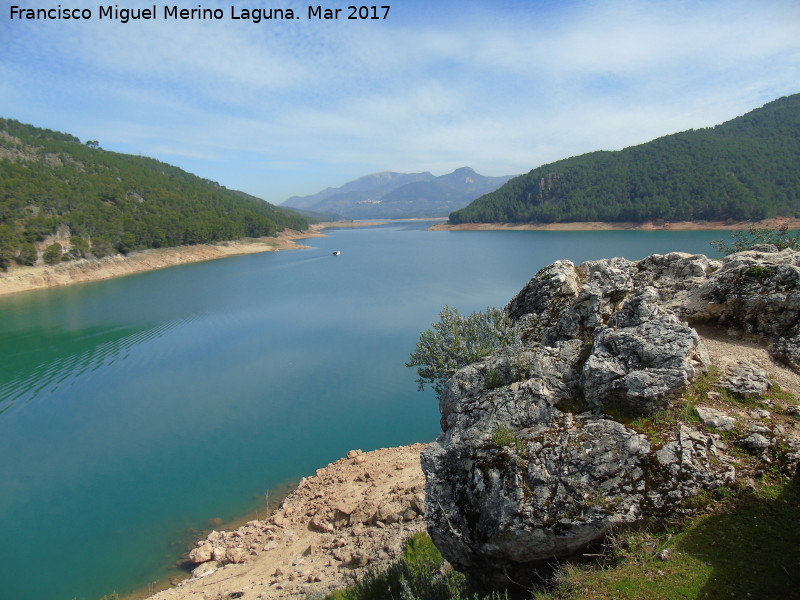 Pantano del Tranco - Pantano del Tranco. Con el varco navegando por él
