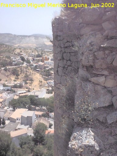 Castillo de los Duques de Alburquerque - Castillo de los Duques de Alburquerque. Torren derecho de la fachada con Huelma al fondo