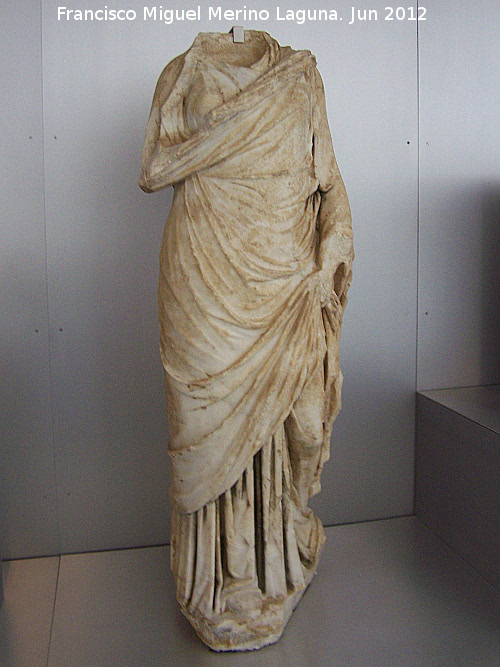 Baelo Claudia. Puerta de Carteia - Baelo Claudia. Puerta de Carteia. Estatua de dama o diosa con palla y stola. Mármol siglo I d.C. Museo de Baelo Claudia