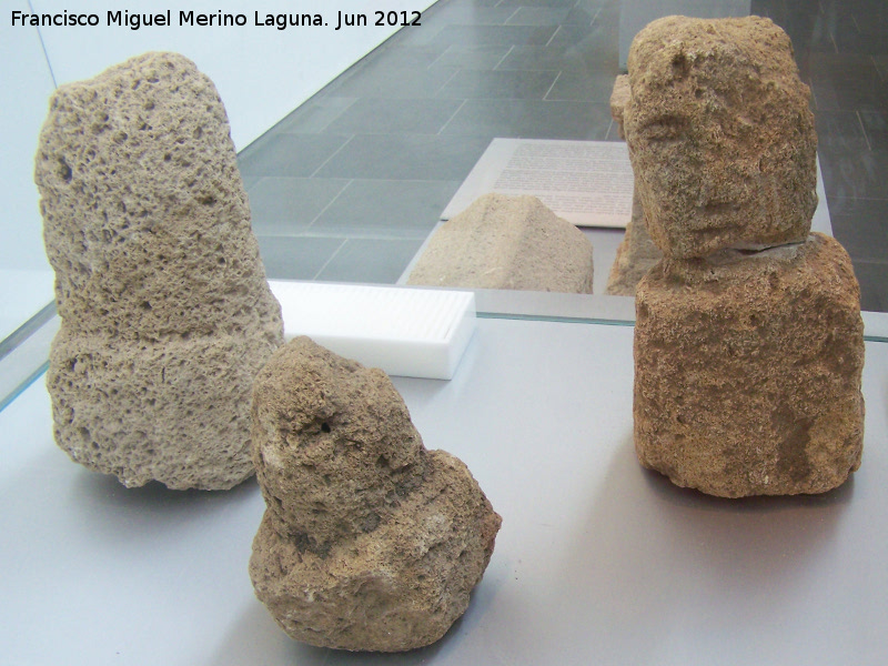 Baelo Claudia. Necrópolis - Baelo Claudia. Necrópolis. Betilos o muñecos antropomorfos de calcarenita fosilífera. Siglos I-II d.C. Museo de Baelo Claudia