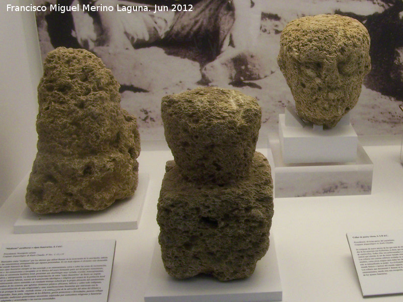 Baelo Claudia. Necrópolis - Baelo Claudia. Necrópolis. Betilos o muñecos antropomorfos de calcarenita fosilífera. Siglos I-II d.C. Museo de Baelo Claudia