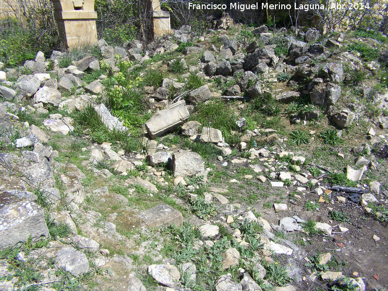 Ermita-Hospedería Madre de Dios del Campo - Ermita-Hospedería Madre de Dios del Campo. Montones de piedras caídas a causa de la voladura