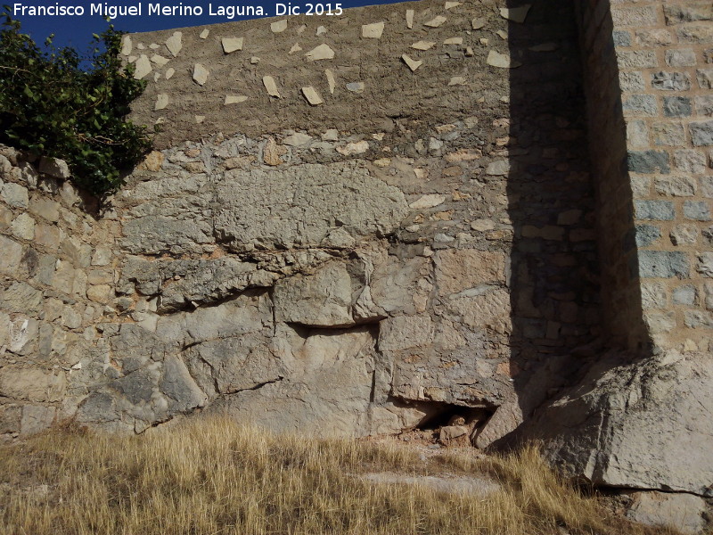 Castillo de Abrehuy - Castillo de Abrehuy. Pésima reconstrucción y alzado de la muralla sur junto a la torre del parador