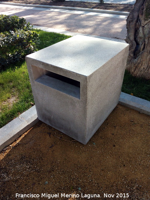 Paseo de la Alameda - Paseo de la Alameda. ¿Quién diría que esto es una papelera?