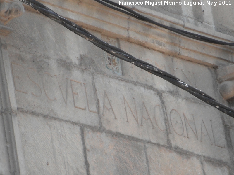 Carnicerías Públicas - Carnicerías Públicas. Escudo policromado de Jaén e inscripción de Escuela Nacional