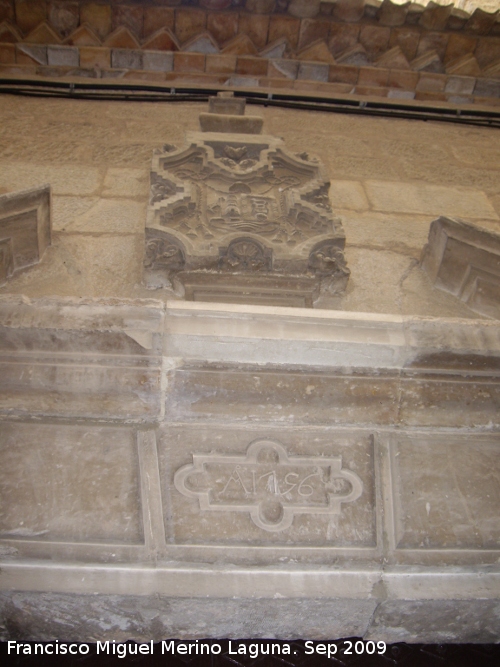 Colegio del Santsimo Sacramento - Colegio del Santsimo Sacramento. Escudo del Obispo Fray Benito Marn y ao de edificacin 1756
