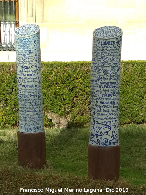 Palacio de la Diputaci�n - Palacio de la Diputaci�n. Escultura con los nombres de jiennenses muertos en los campos de concentraci�n