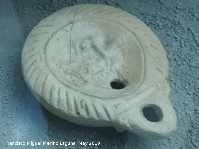 Lucerna - Lucerna. Lucerna de disco. Cástulo. Siglos I-III d.C. Museo Arqueológico de Linares
